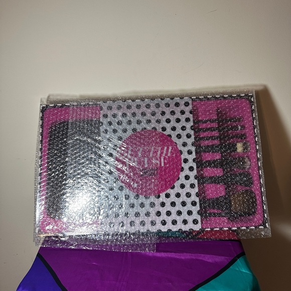 NIP Get the Pulse Brush set. - Picture 2 of 5